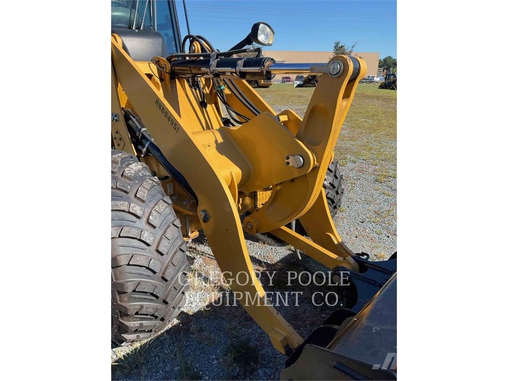 CAT 908M Gumikerekes homlokrakodók