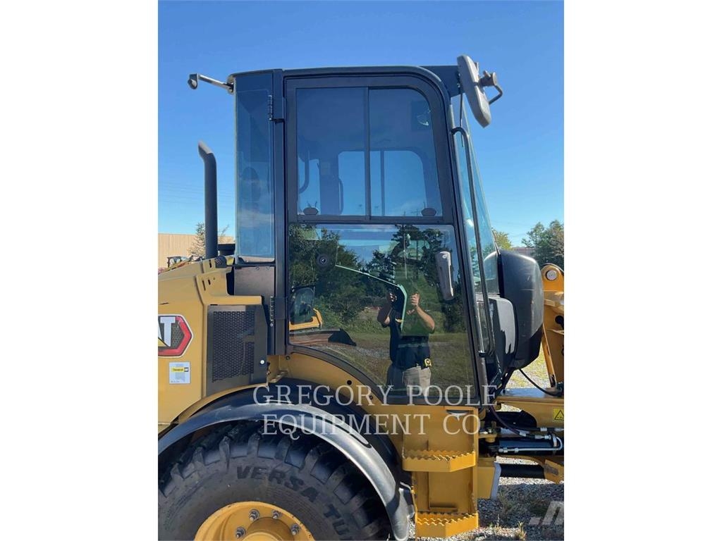 CAT 908M Gumikerekes homlokrakodók