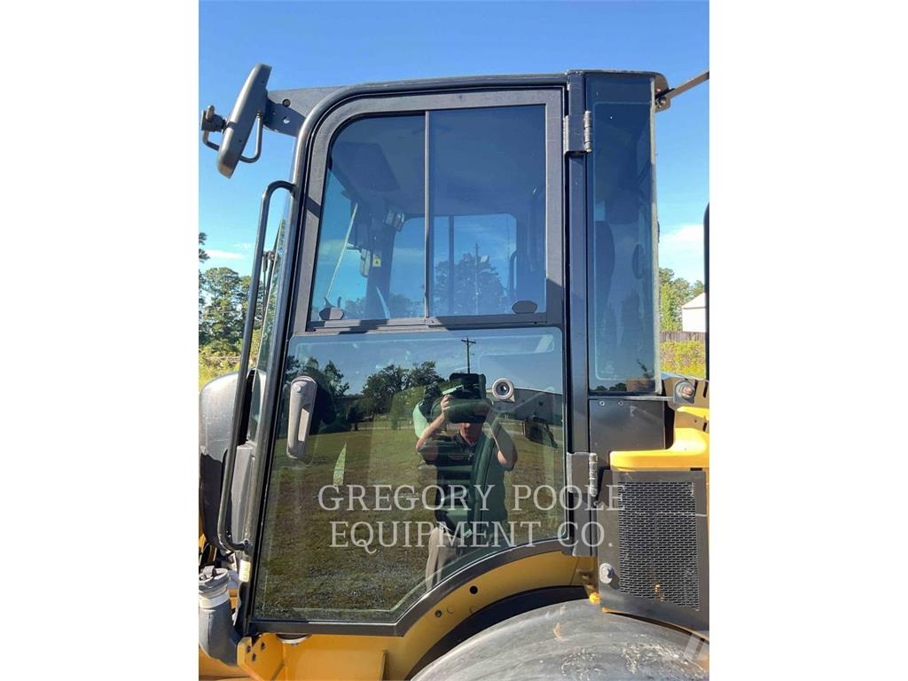 CAT 908M Gumikerekes homlokrakodók