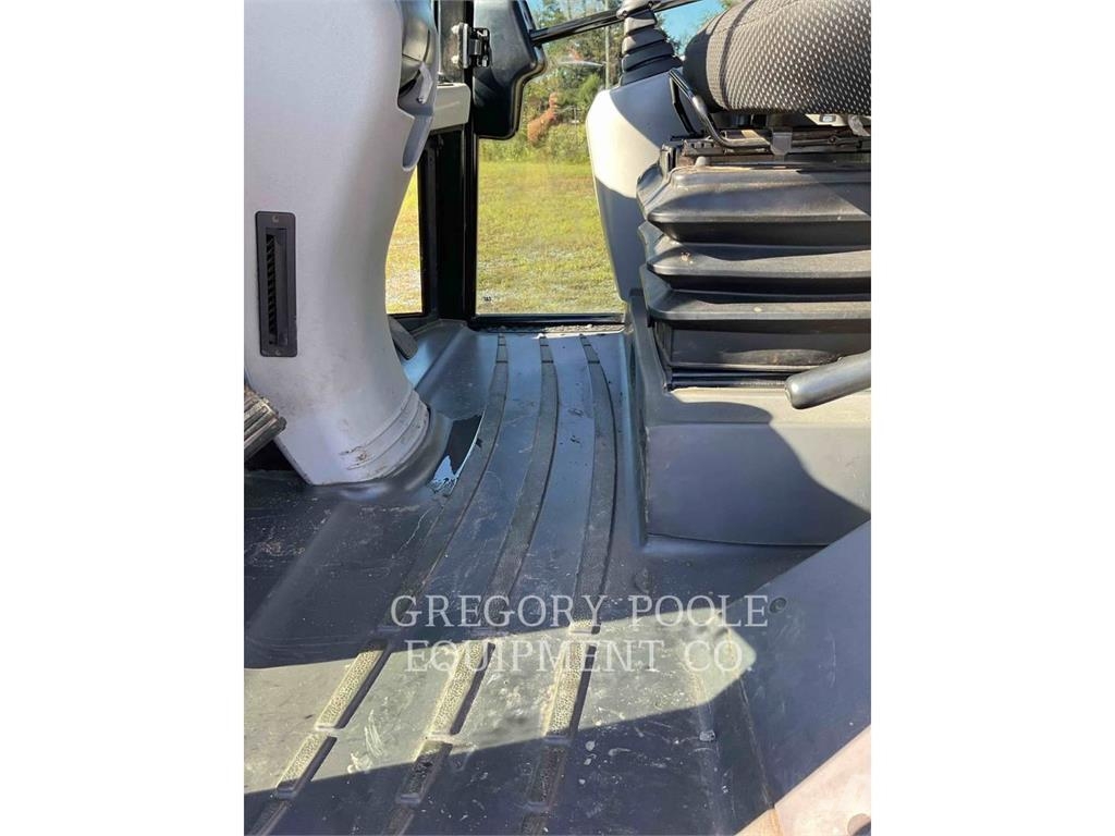 CAT 908M Gumikerekes homlokrakodók