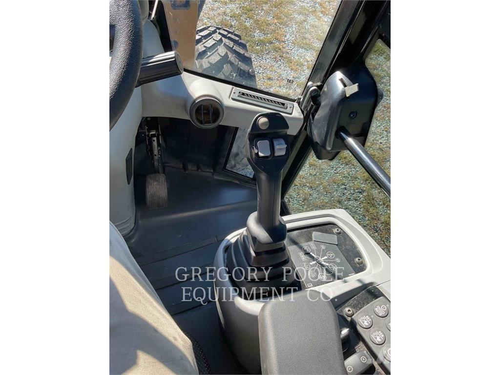 CAT 908M Gumikerekes homlokrakodók