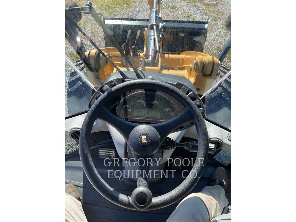 CAT 908M Gumikerekes homlokrakodók
