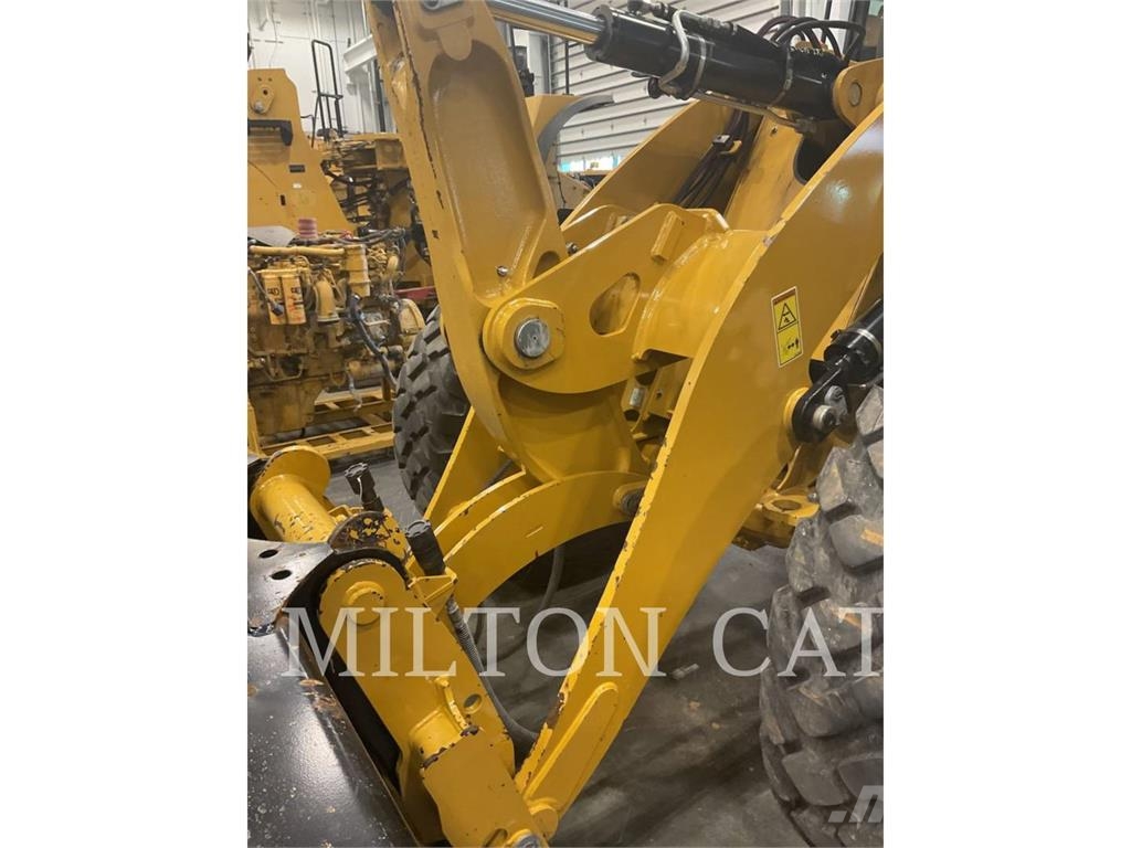CAT 914 Gumikerekes homlokrakodók