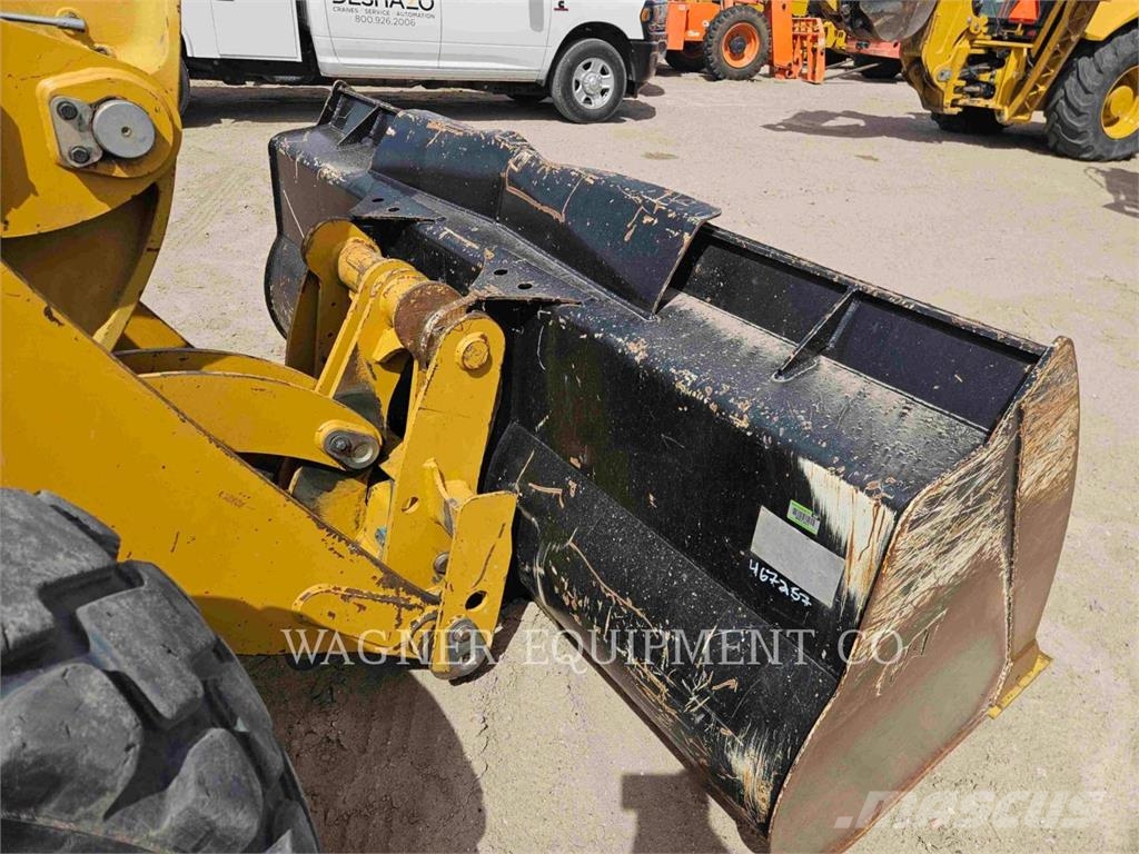 CAT 918M لوادر بعجل