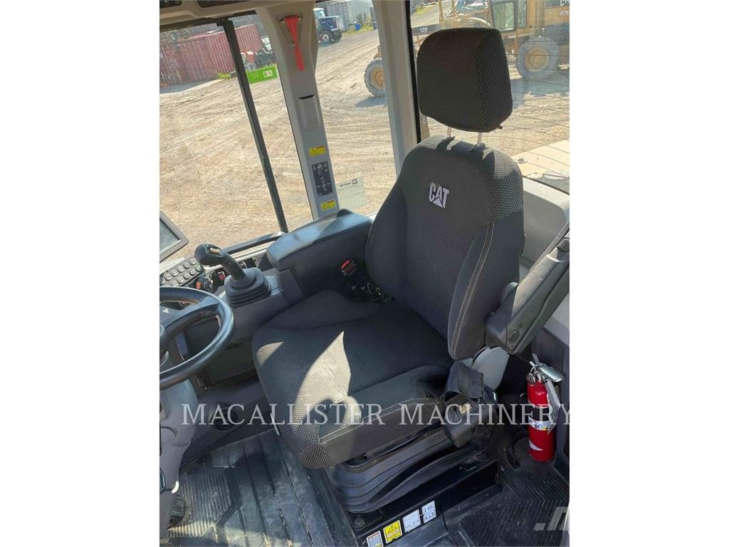 CAT 926M لوادر بعجل