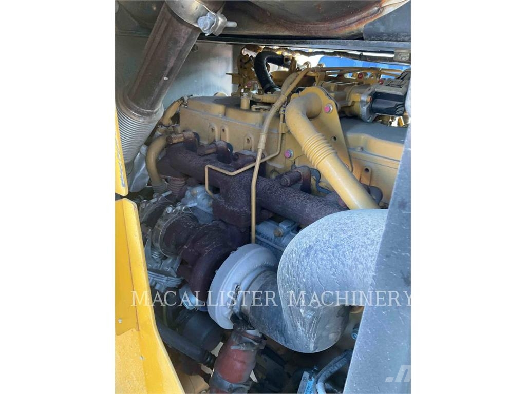 CAT 926M لوادر بعجل