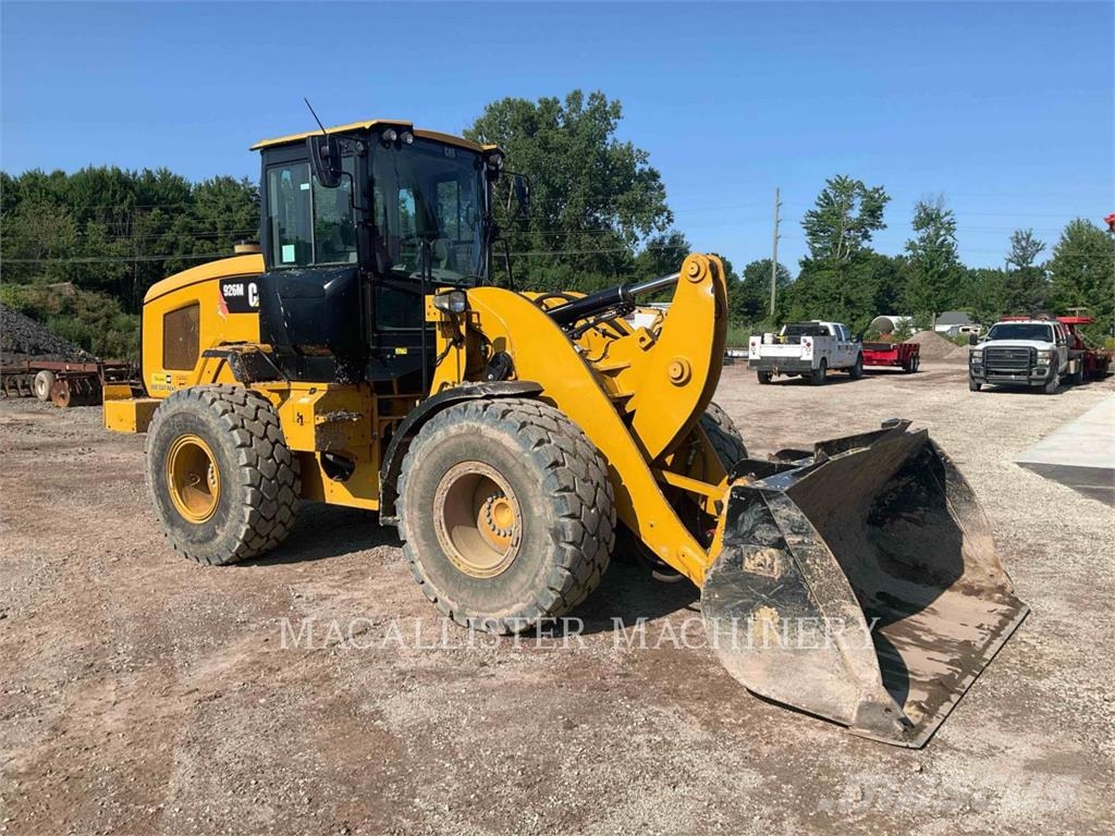 CAT 926M لوادر بعجل