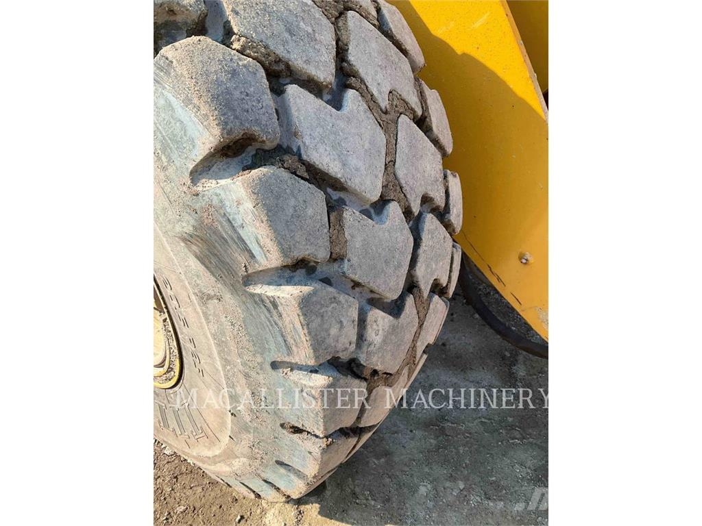 CAT 926M لوادر بعجل