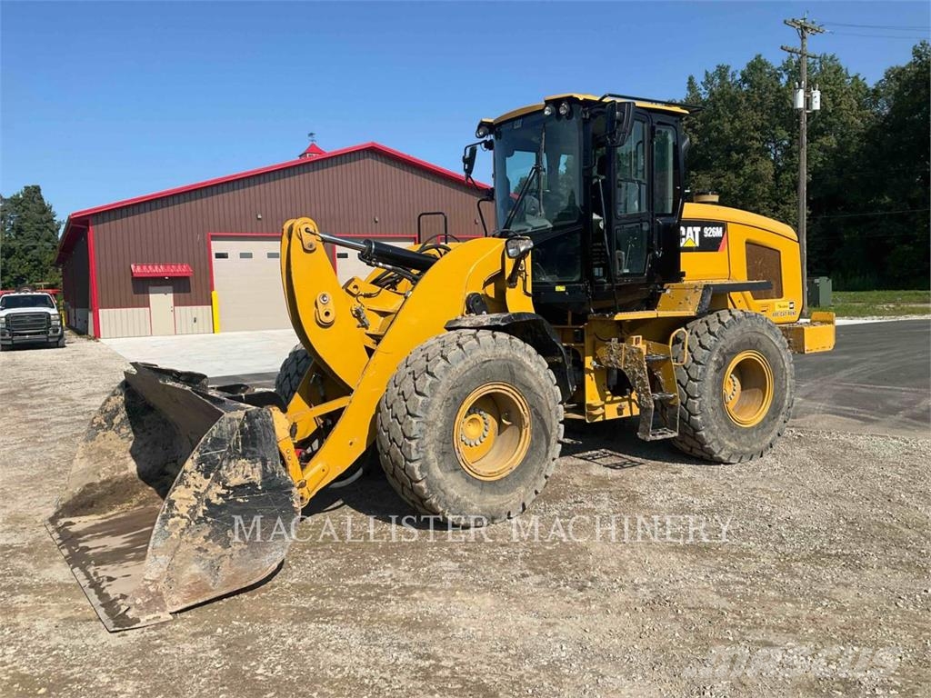 CAT 926M لوادر بعجل