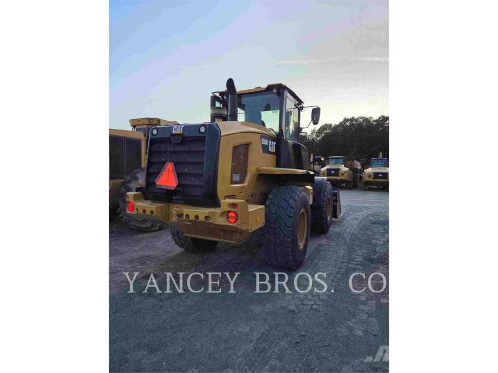 CAT 926M Gumikerekes homlokrakodók