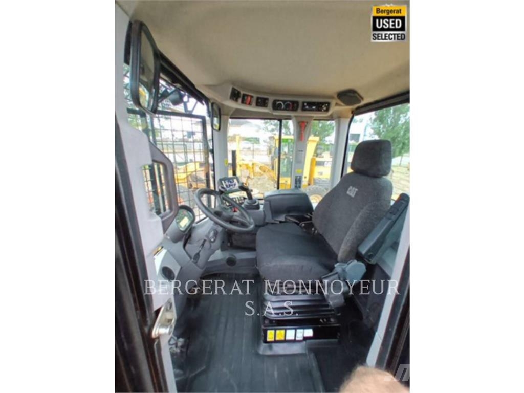 CAT 926M 輪胎式裝載機