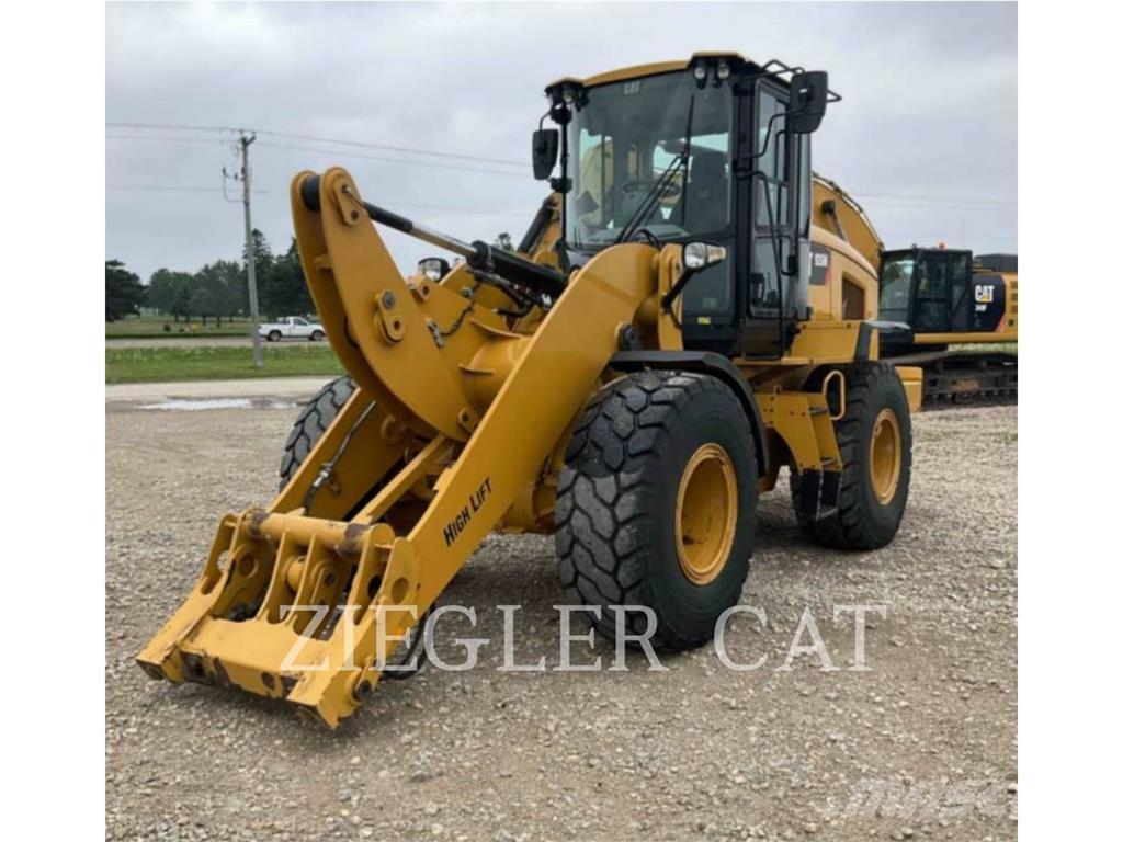 CAT 926M لوادر بعجل