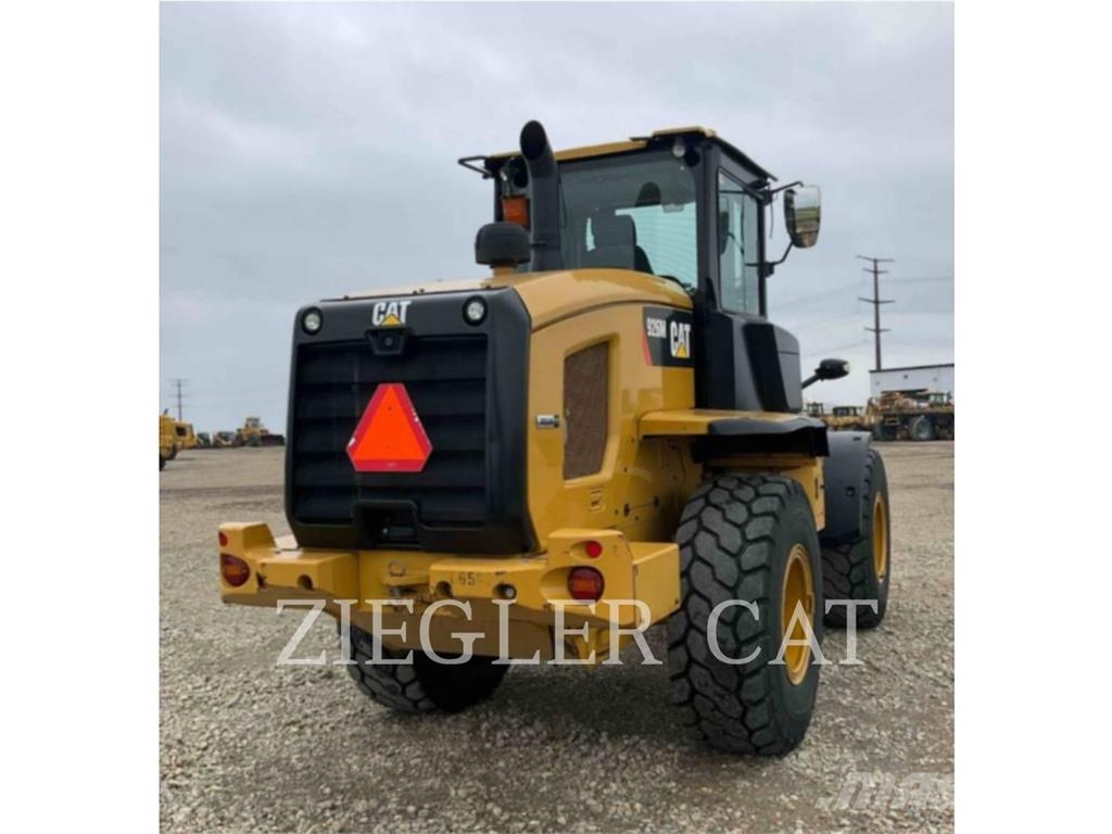 CAT 926M لوادر بعجل