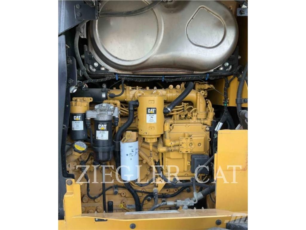 CAT 926M لوادر بعجل