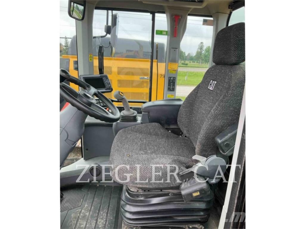 CAT 926M لوادر بعجل