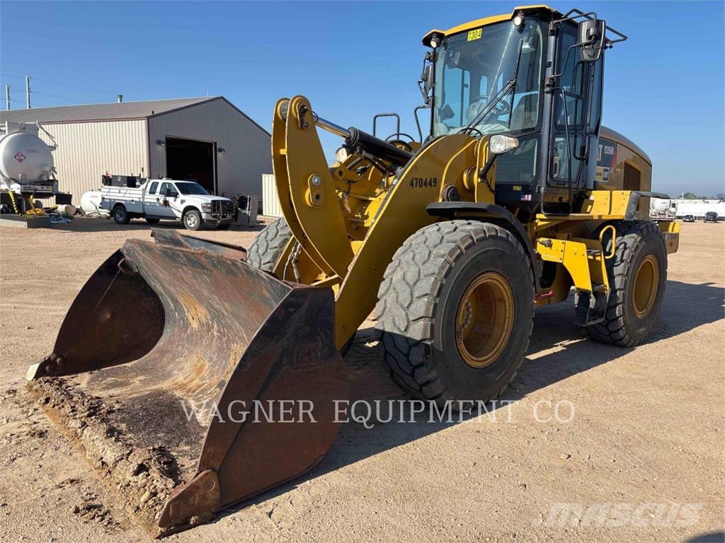 CAT 926M Pale gommate