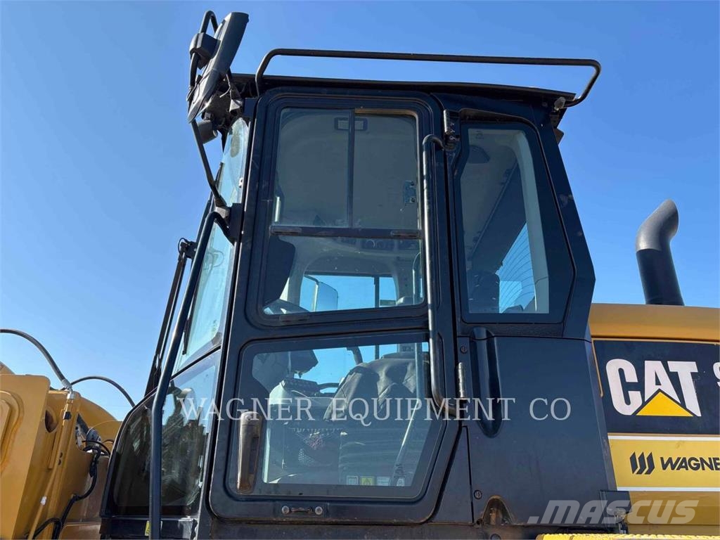 CAT 926M Pale gommate