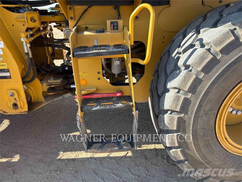 CAT 926M Pale gommate