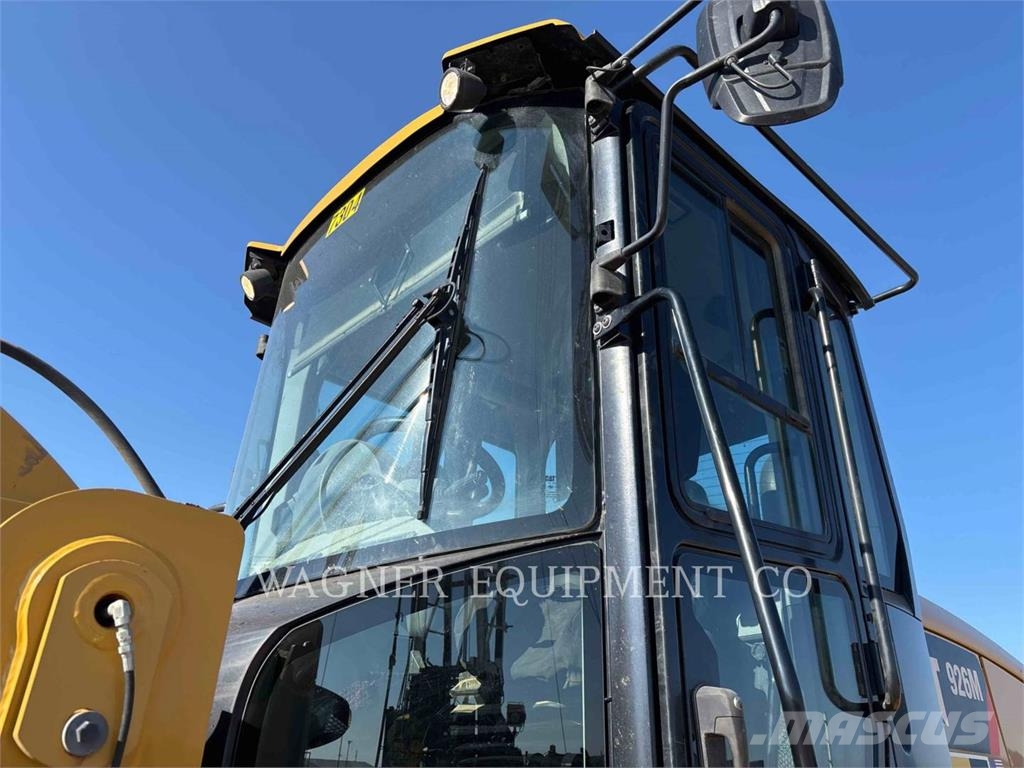CAT 926M Pale gommate