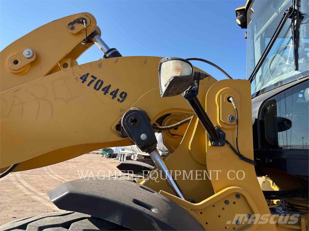 CAT 926M Pale gommate