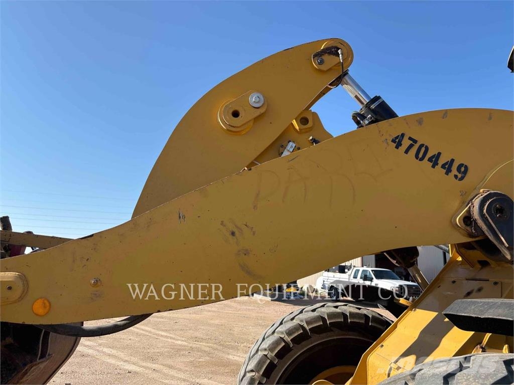 CAT 926M Pale gommate