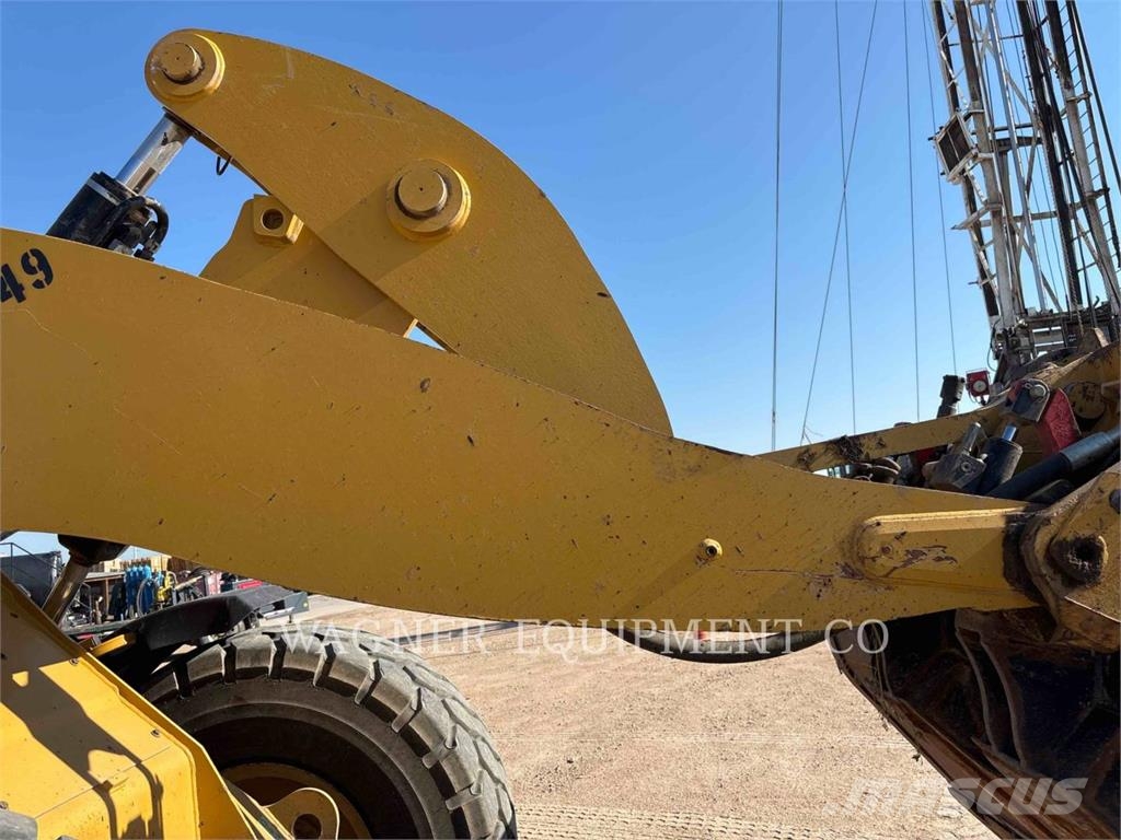 CAT 926M Pale gommate