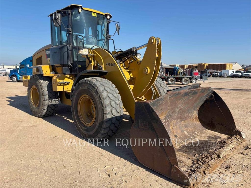 CAT 926M Pale gommate