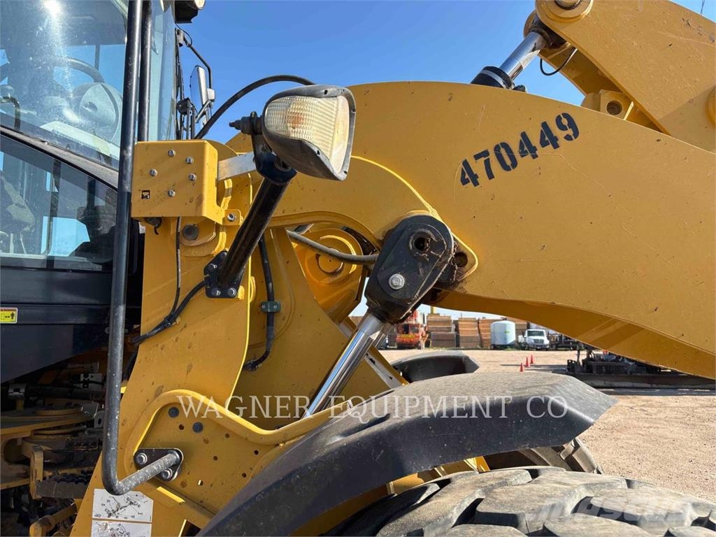 CAT 926M Pale gommate