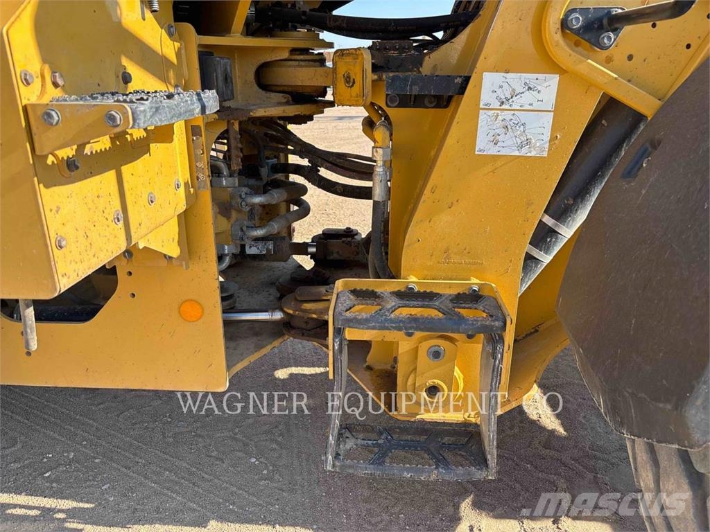 CAT 926M Pale gommate