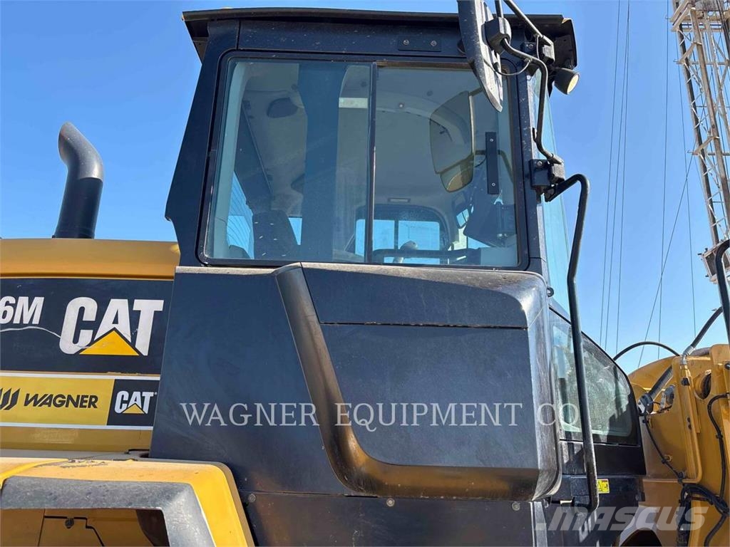 CAT 926M Pale gommate