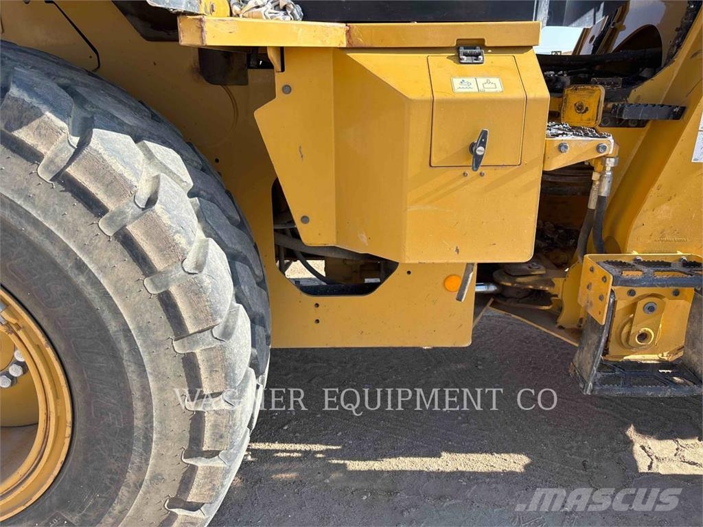 CAT 926M Pale gommate