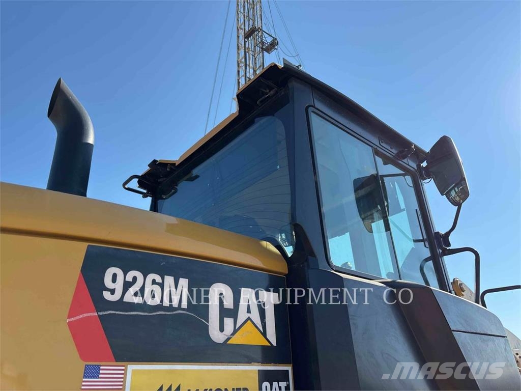 CAT 926M Pale gommate
