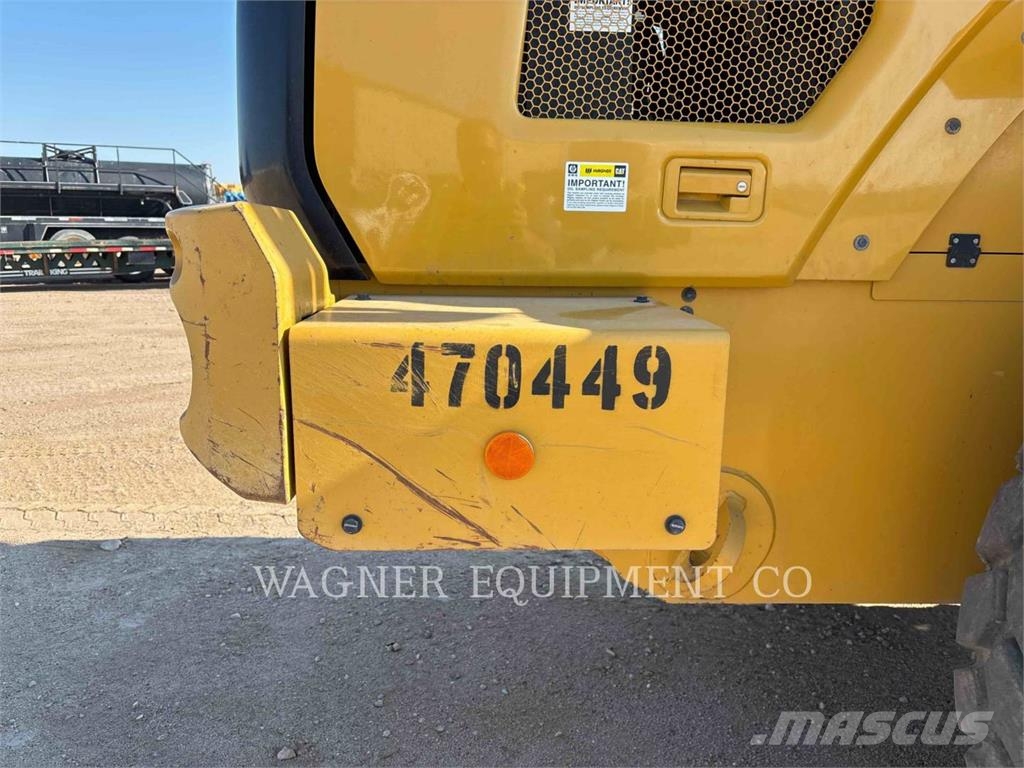 CAT 926M Pale gommate
