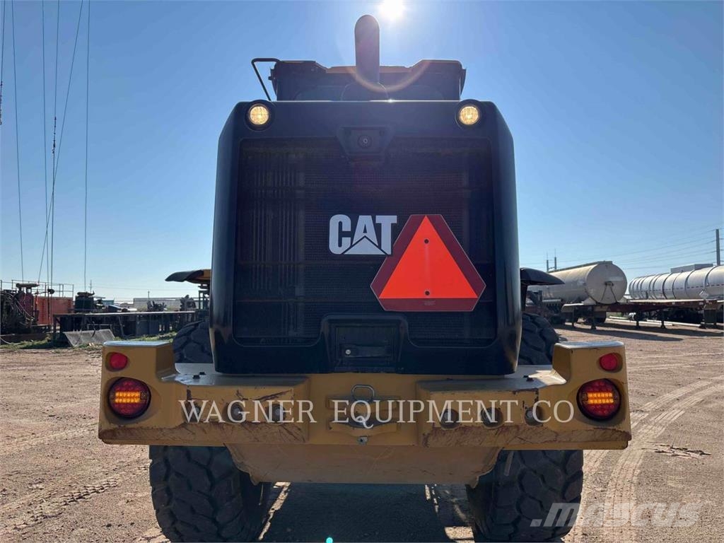 CAT 926M Pale gommate