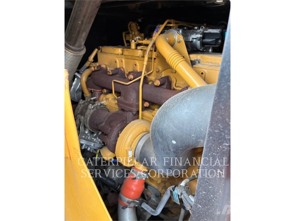 CAT 926M لوادر بعجل