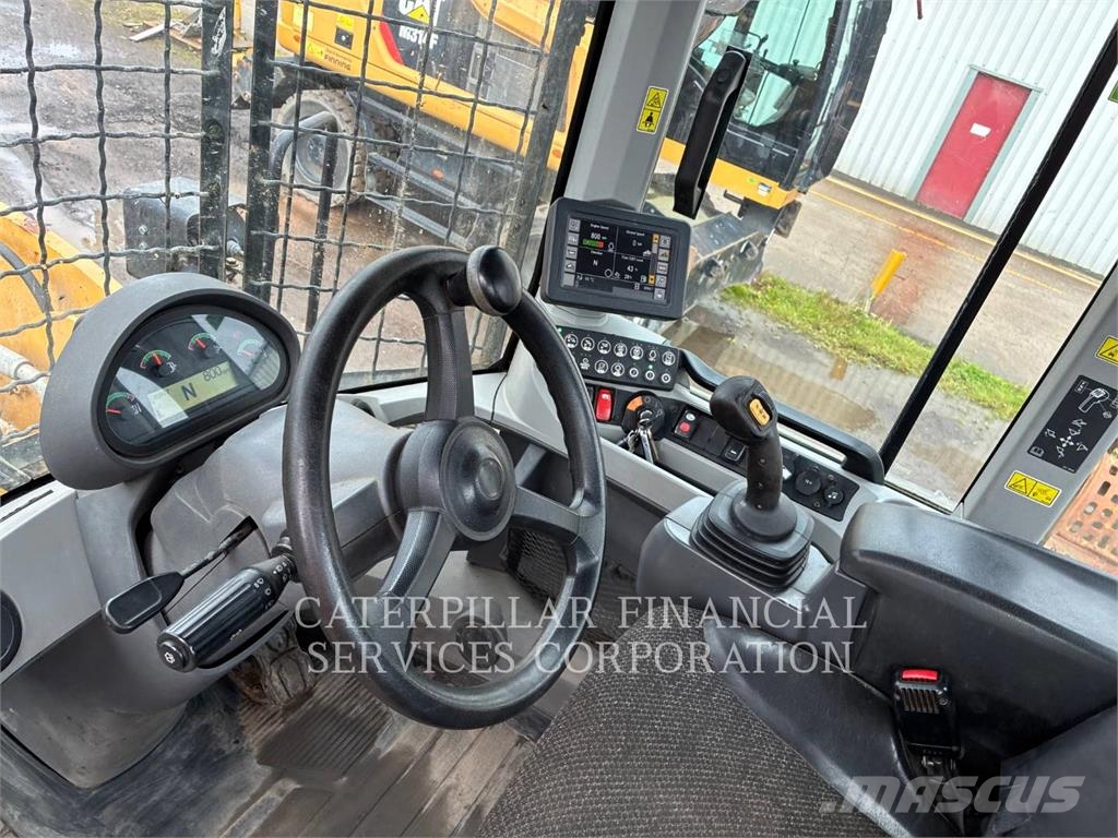 CAT 926M لوادر بعجل