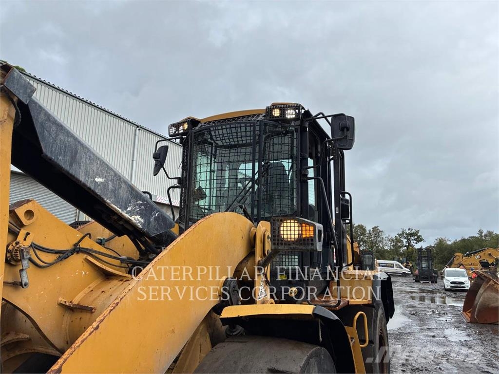 CAT 926M لوادر بعجل