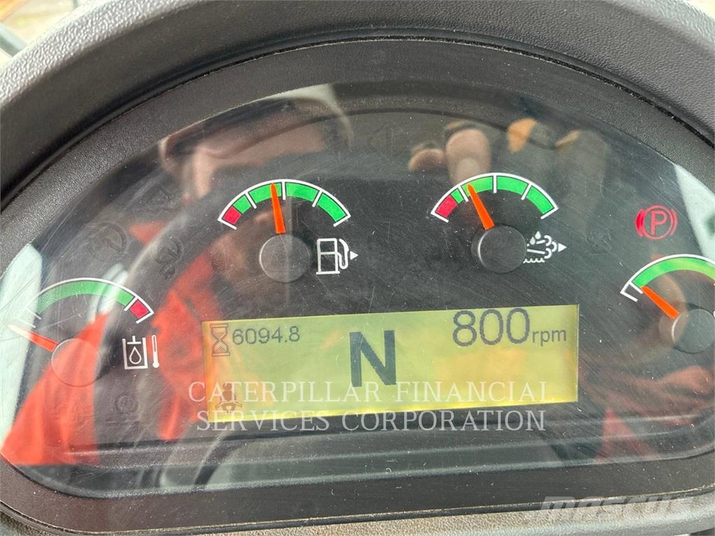 CAT 926M لوادر بعجل