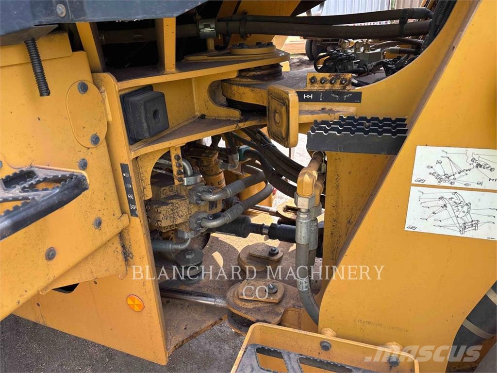 CAT 926M Iekrāvēji uz riteņiem