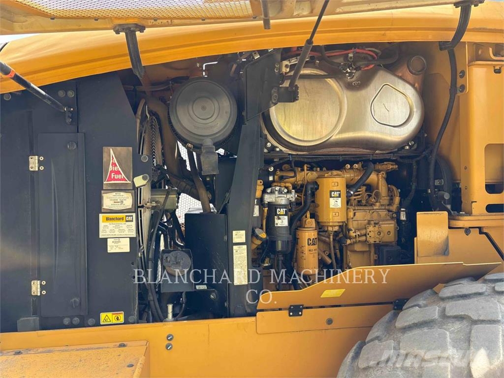 CAT 926M Iekrāvēji uz riteņiem