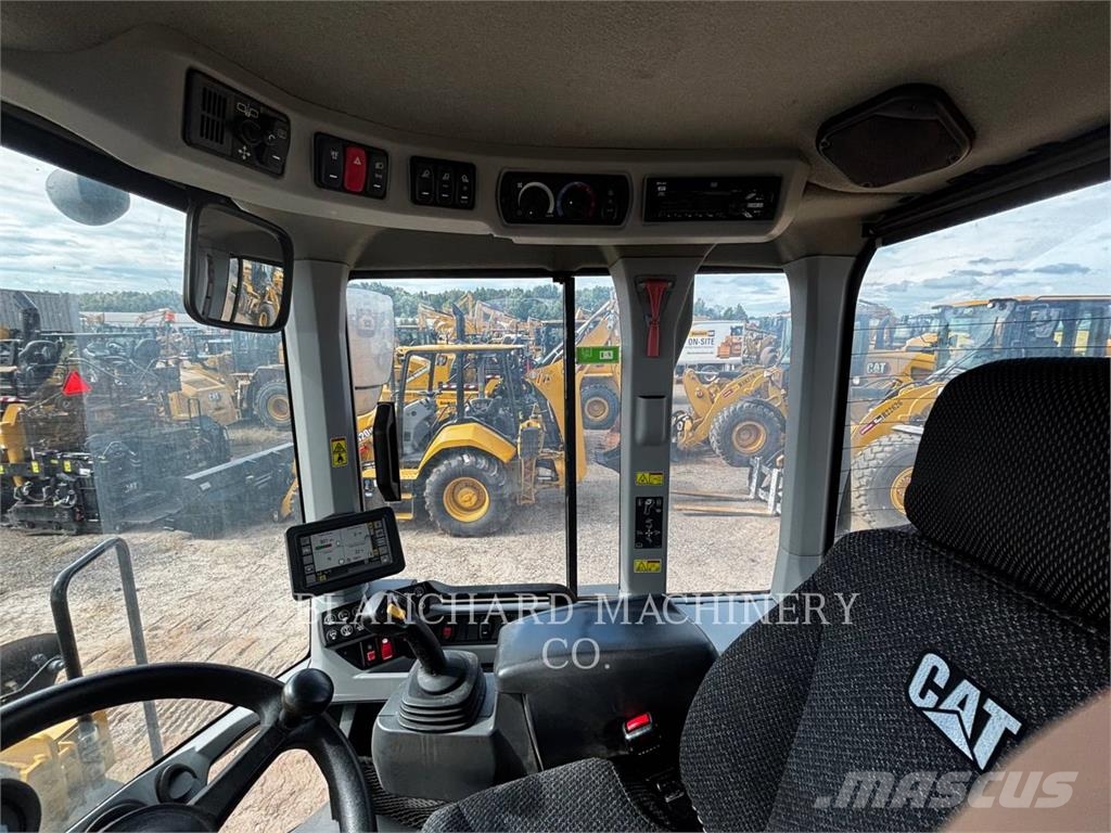 CAT 926M Iekrāvēji uz riteņiem