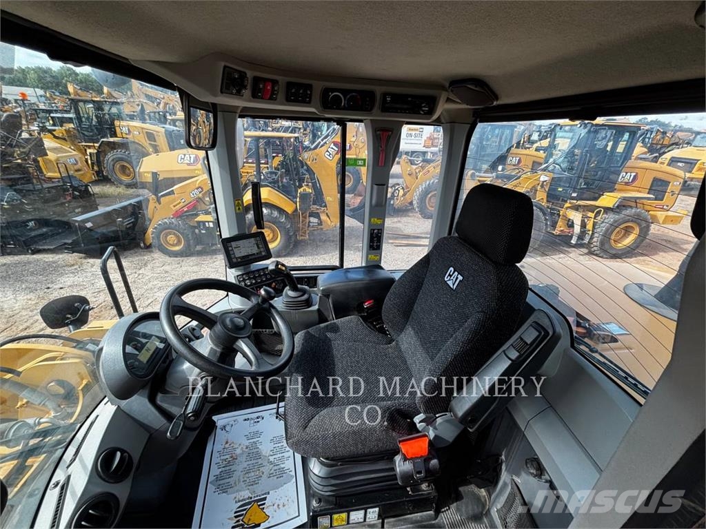 CAT 926M Iekrāvēji uz riteņiem