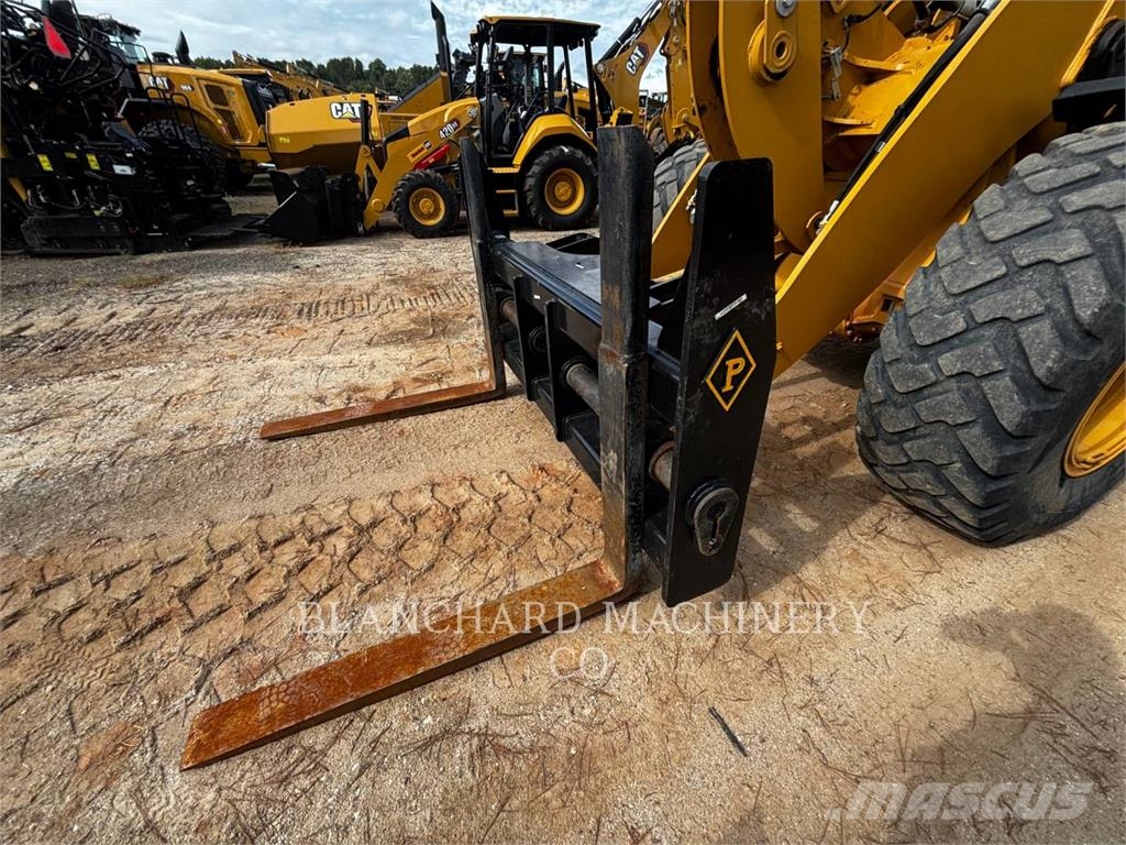 CAT 926M Iekrāvēji uz riteņiem