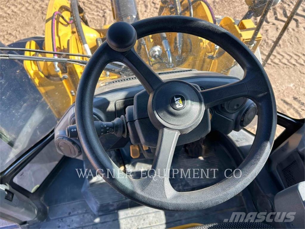 CAT 930 لوادر بعجل