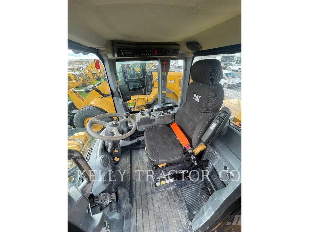 CAT 930-14 لوادر بعجل