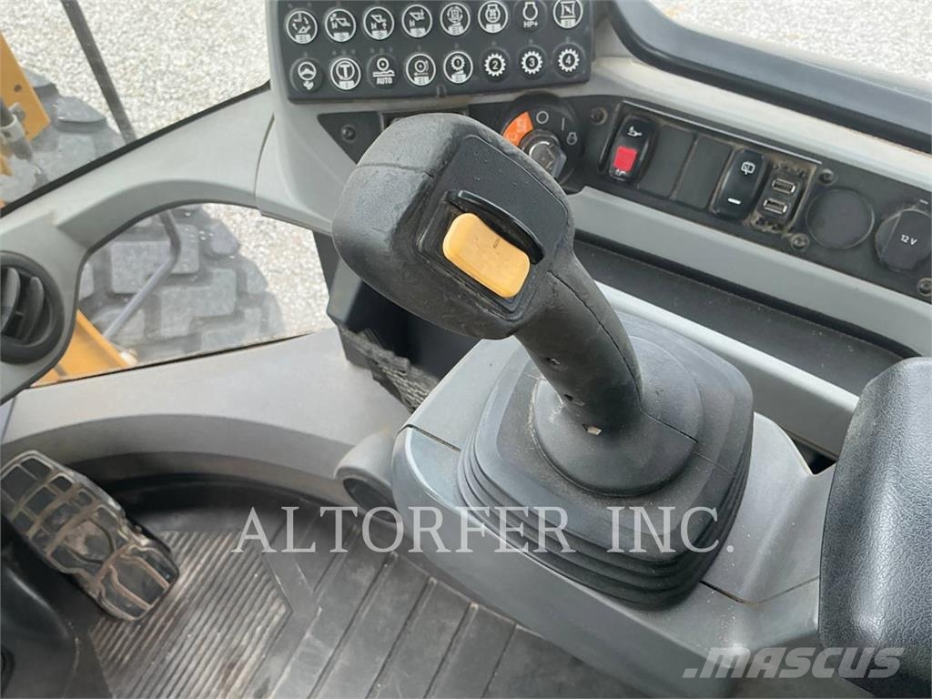 CAT 930M Rataslaadurid