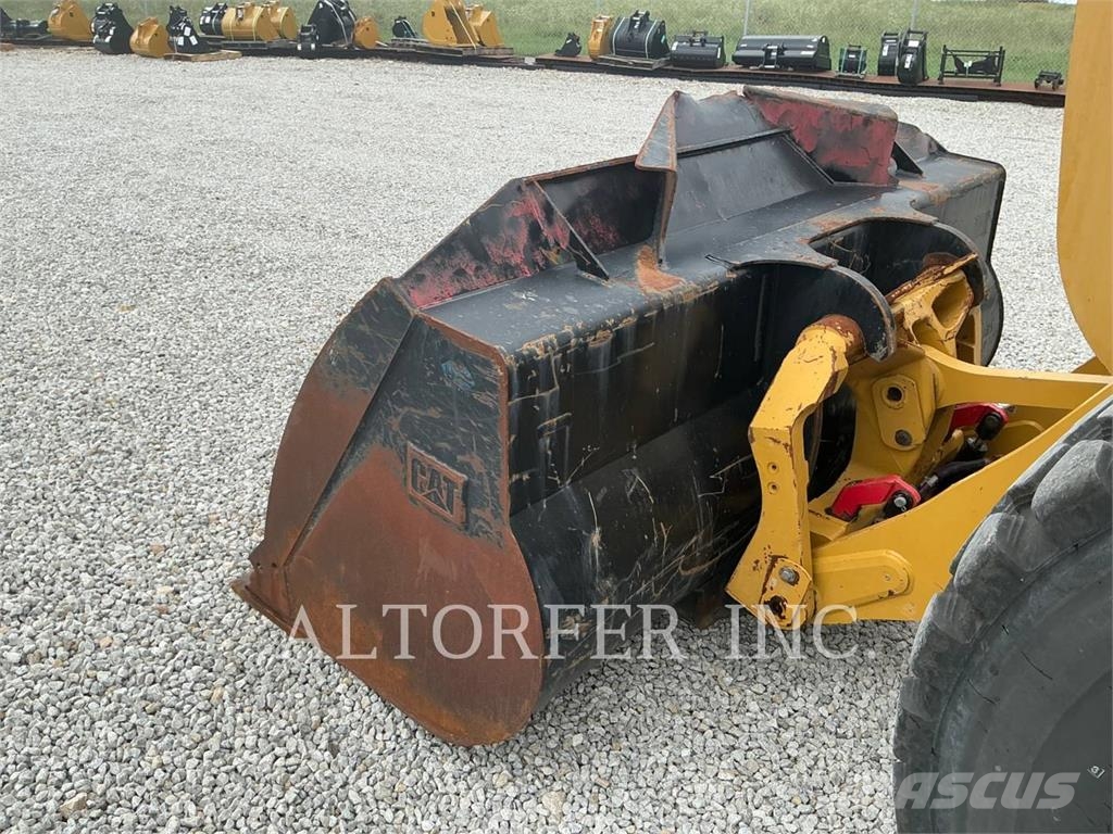 CAT 930M Rataslaadurid