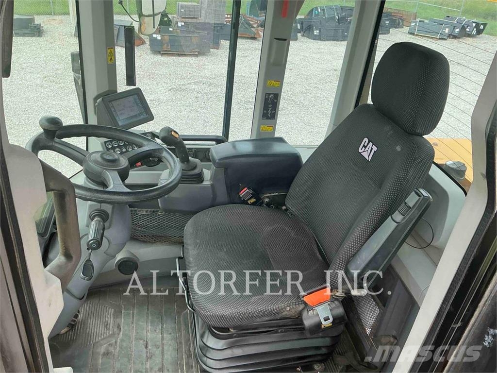 CAT 930M Gumikerekes homlokrakodók
