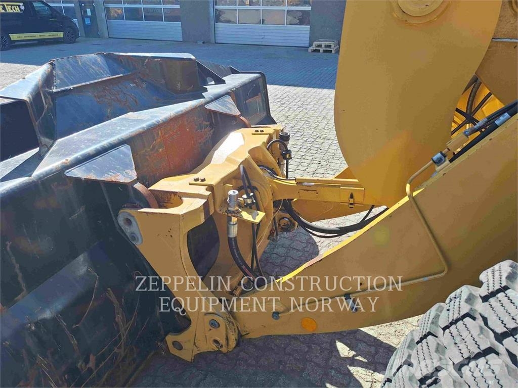 CAT 930M Колесни товарачи