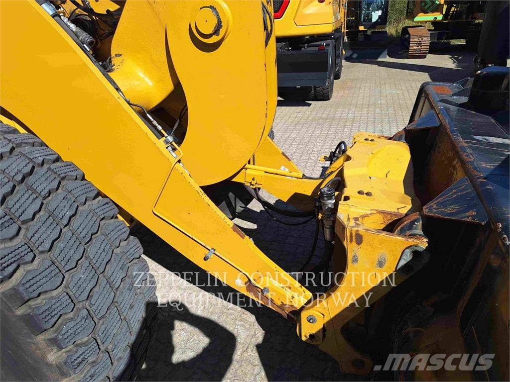 CAT 930M Колесни товарачи
